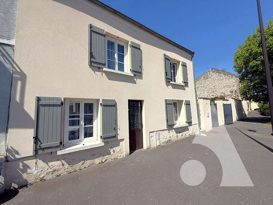 Maison à LE MESNIL-AUBRY