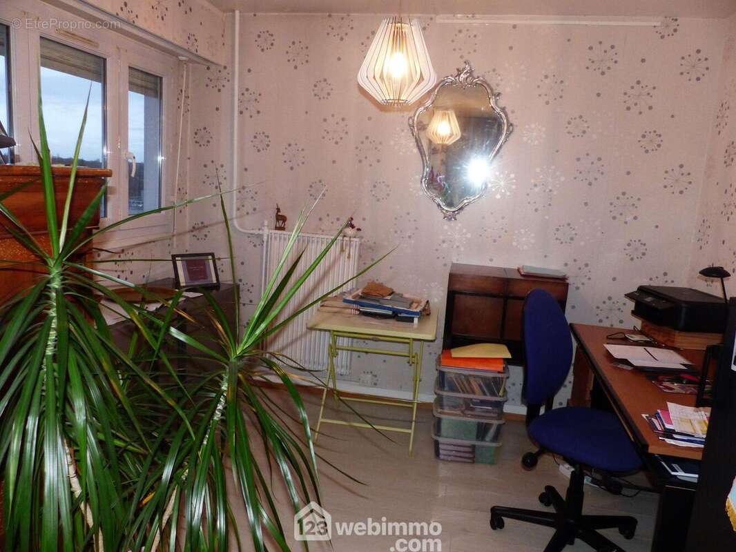 Le bureau (ou salon) qui est la prolongation de la pièce à vivre. - Appartement à BIHOREL