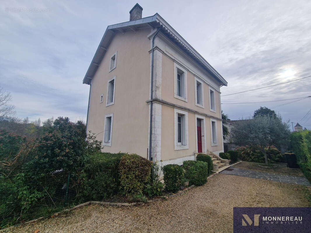 Maison à MONTMOREAU-SAINT-CYBARD