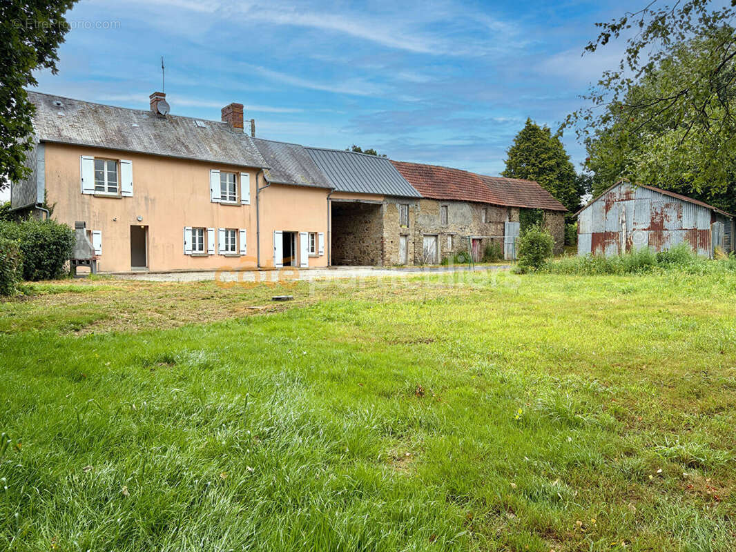 Maison avec dépendances sans aucun vis-à-vis à la campagne - LE LOREY - photo 2