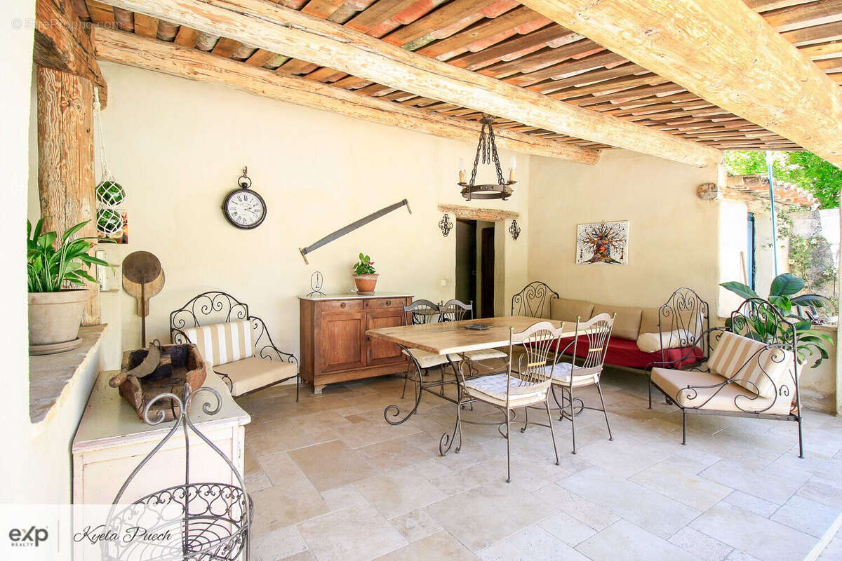 Kyela Puech présente une bastide renovée au Puy Sainte Réparade, à 15mins de Aix-en-Provence, 5 mins de Chateau Lacoste, avec dépendance de 50m2, piscine, pool house et annexes- en campagne - Maison à LE PUY-SAINTE-REPARADE