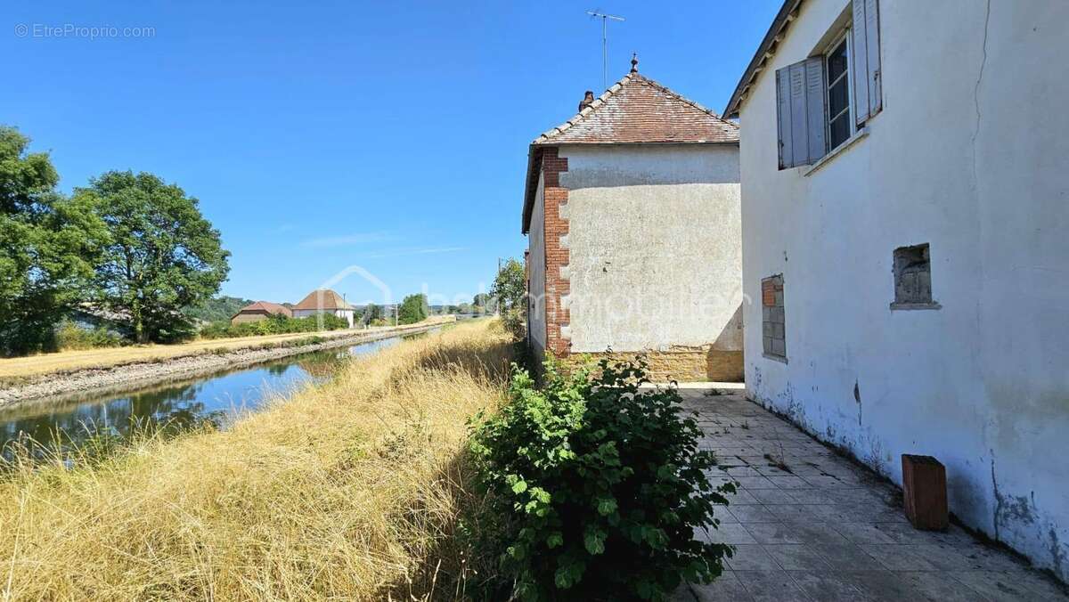 Tènement immobilier avec fort potentiel – 2 maisons + Dépendances – Terrain 3 500 m² – Bord de canal - photo 10