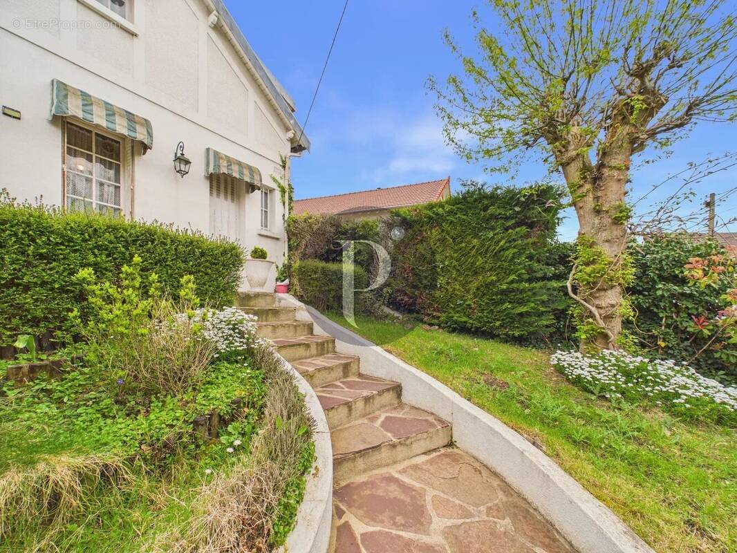 Maison à VERRIERES-LE-BUISSON