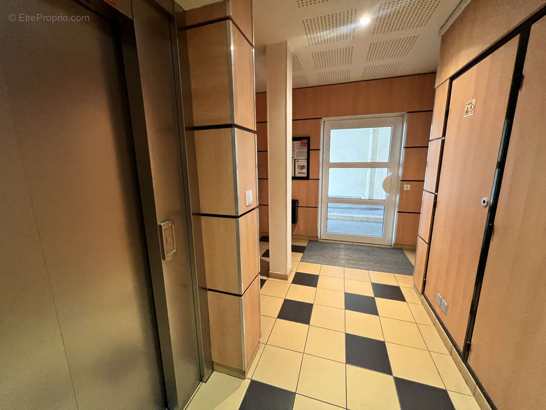 Ideal investissement- secteur avenue de paris - appartement type 2 de 67m2 + box garage - vendu loué - photo 3