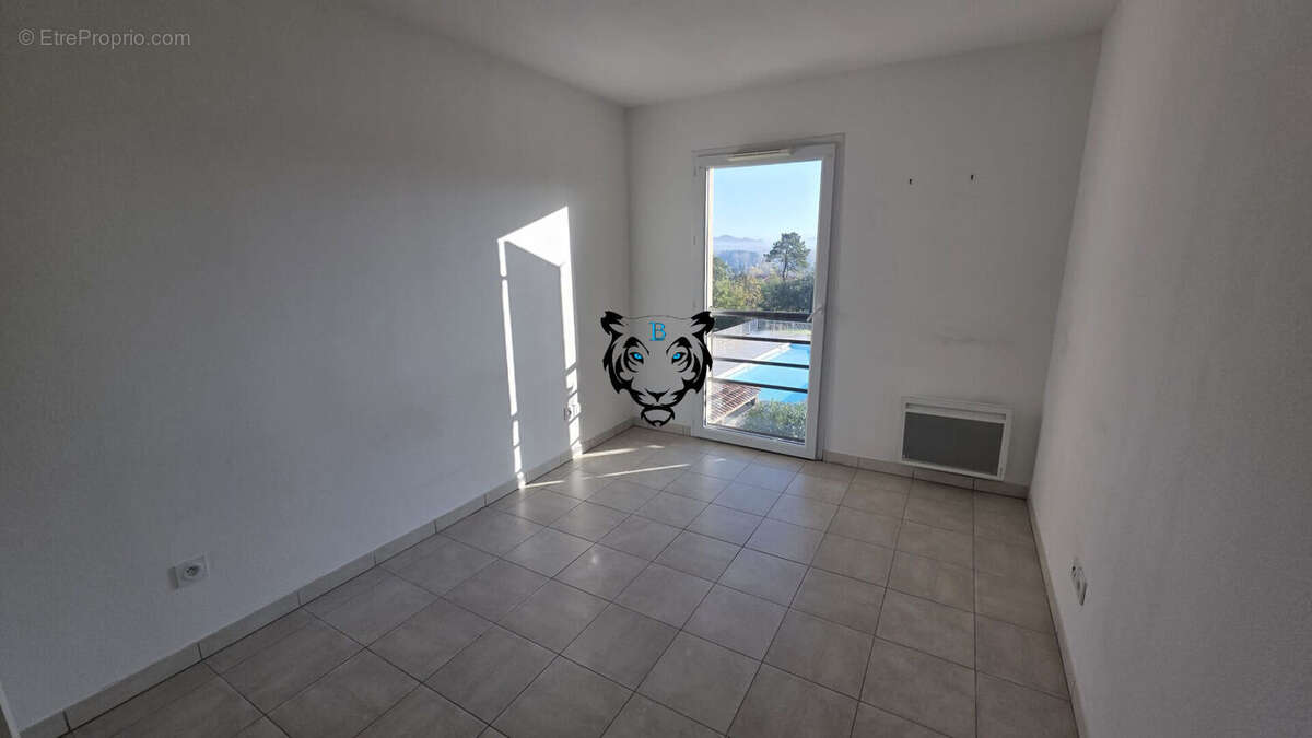 Appartement à ROQUEBRUNE-SUR-ARGENS
