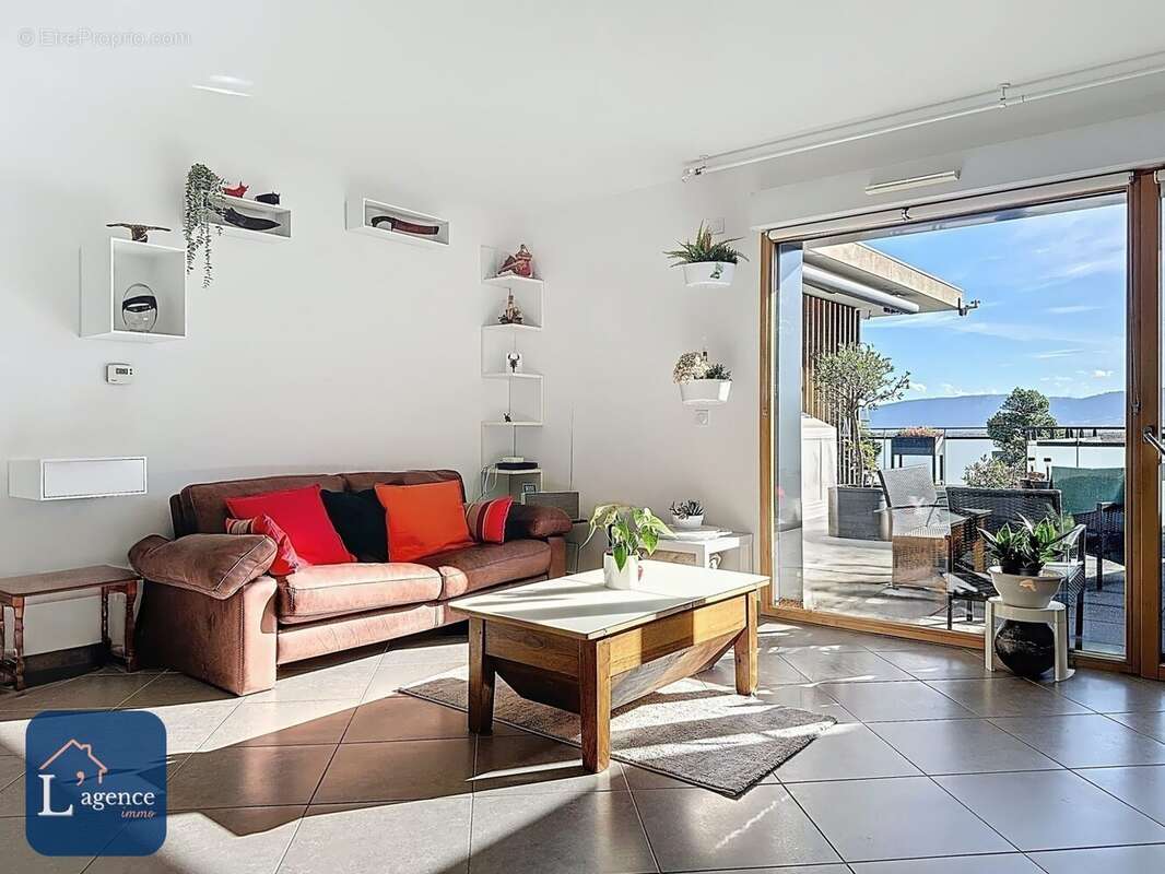 Appartement à PERON