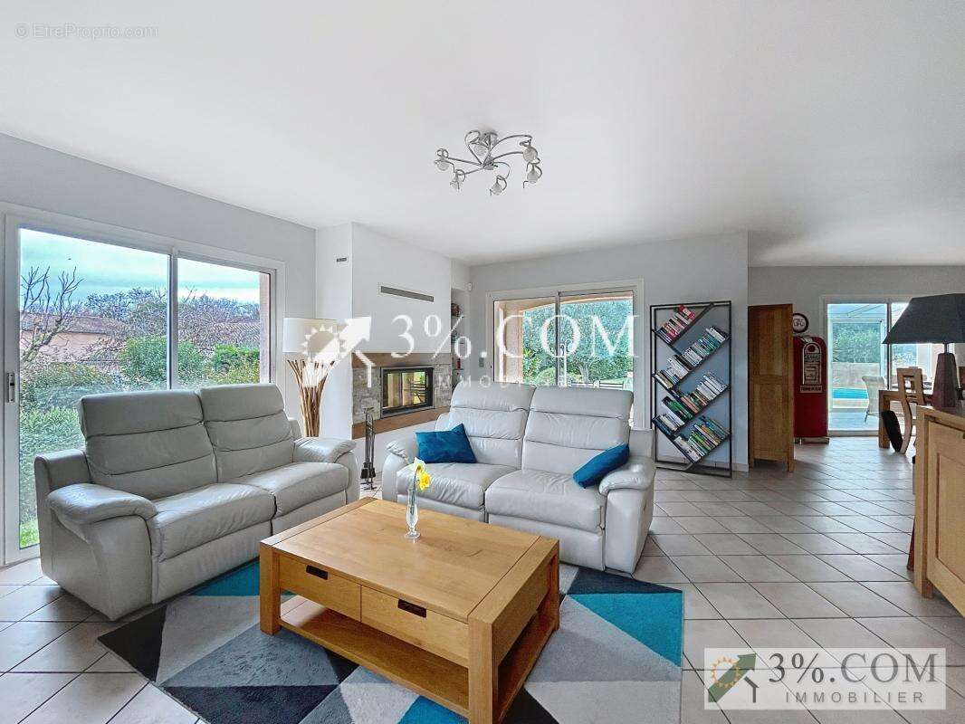 Maison à MONTELEGER