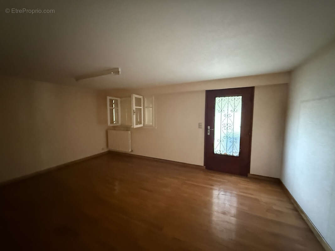 Maison des années 70 à Villeneuve-sur-Lot Rive droite Située dans un quartier prisé à deux pas du centre-ville, cette maison des - photo 7