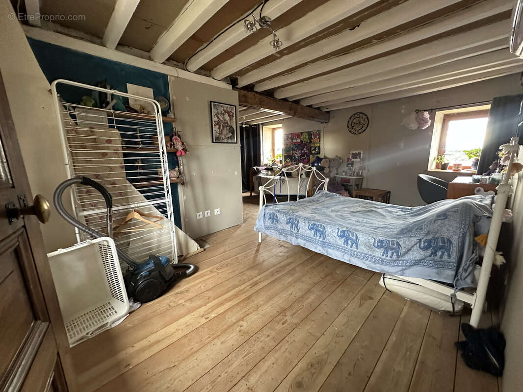Maison à SAINT-VICTOR-MONTVIANEIX