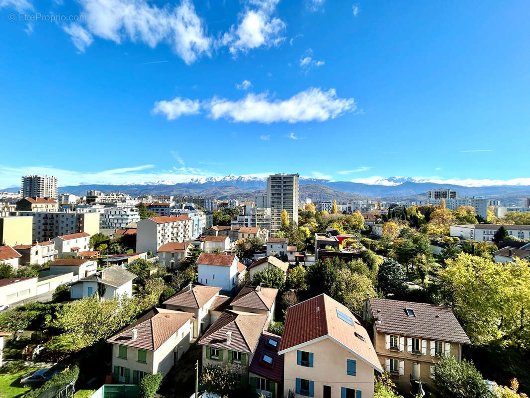 GRENOBLE - T2 de 55m2 en étage élevé avec grand balcon et garage en sous-sol. - photo 3