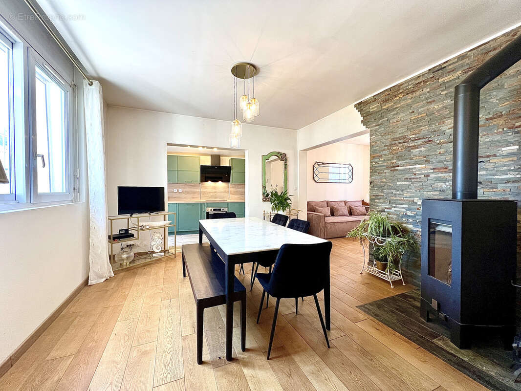 13013 MARSEILLE / Les Olives : Maison 3/4 pièces + studio indépendant sur 434m2 de terrain avec piscine. - photo 6