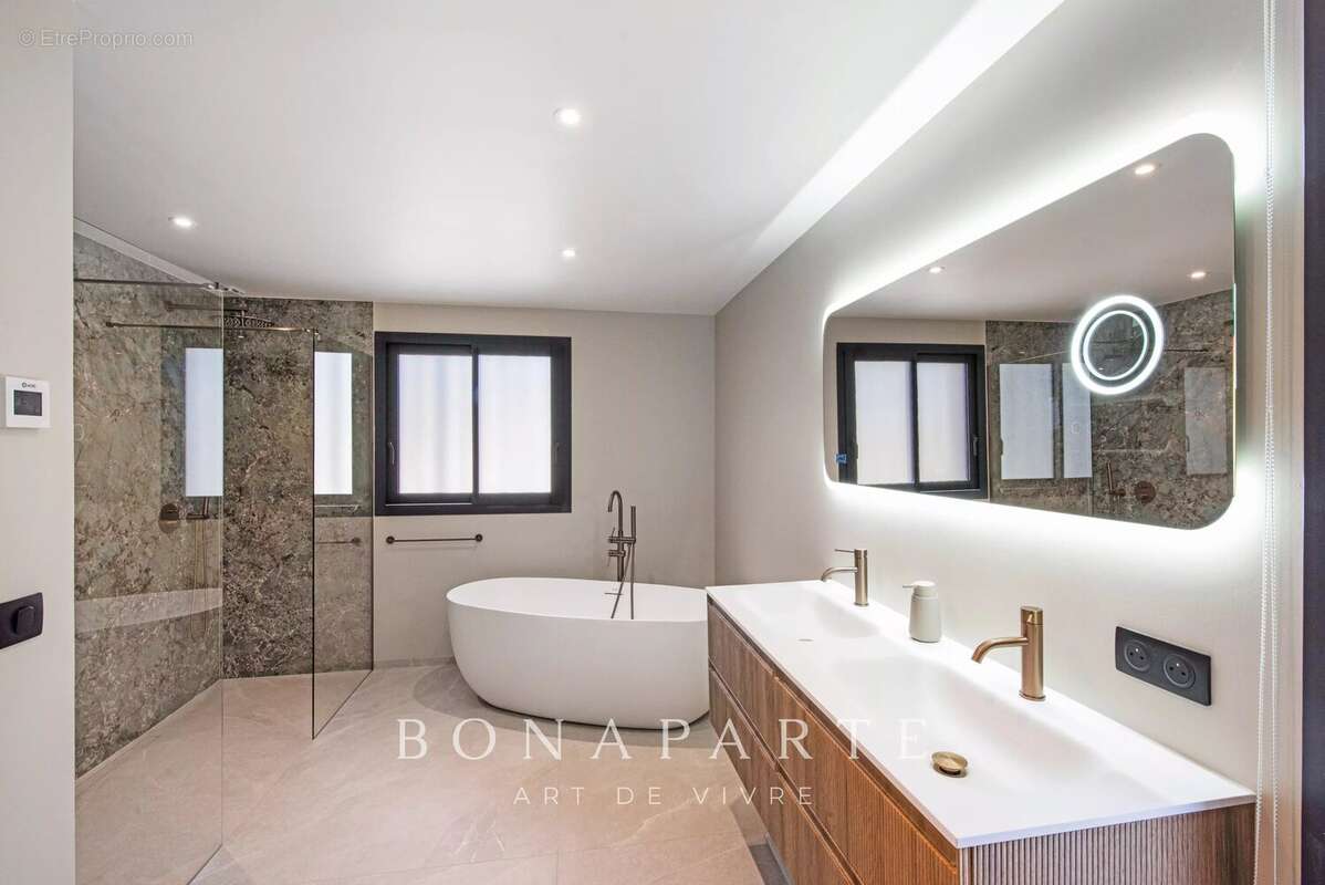 LES ISSAMBRES : Villa contemporaine d’exception – 257 m² habitables – Vue mer panoramique - photo 10