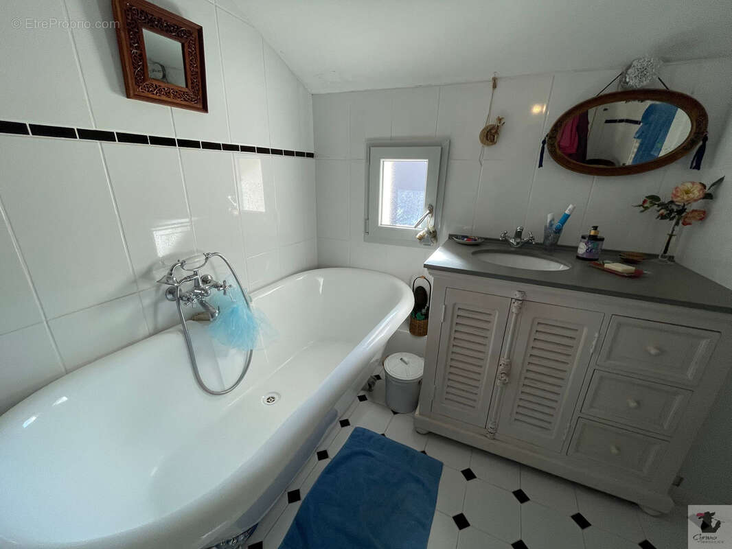 VIAGER / Maison de 190 m2 RESTAUREE  en plein coeur de BERGERAC, place parking privée - photo 11