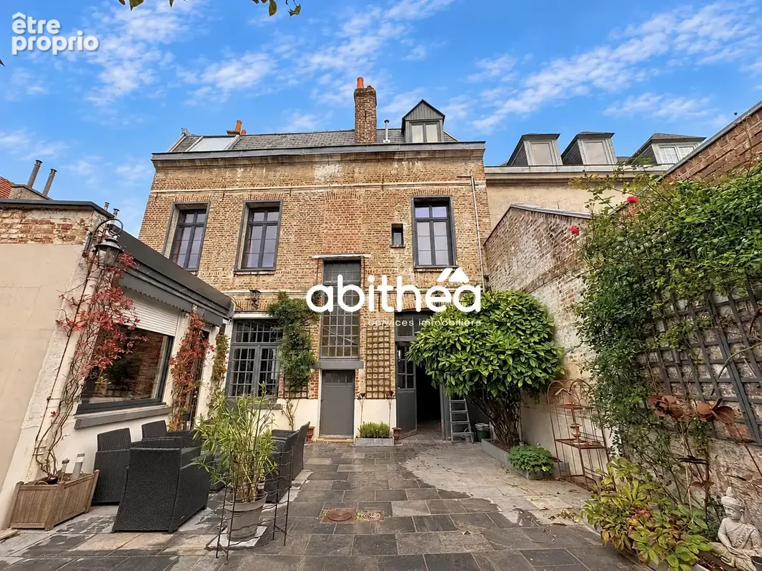 Maison en pierres blanches avec garage et extérieur - photo 10