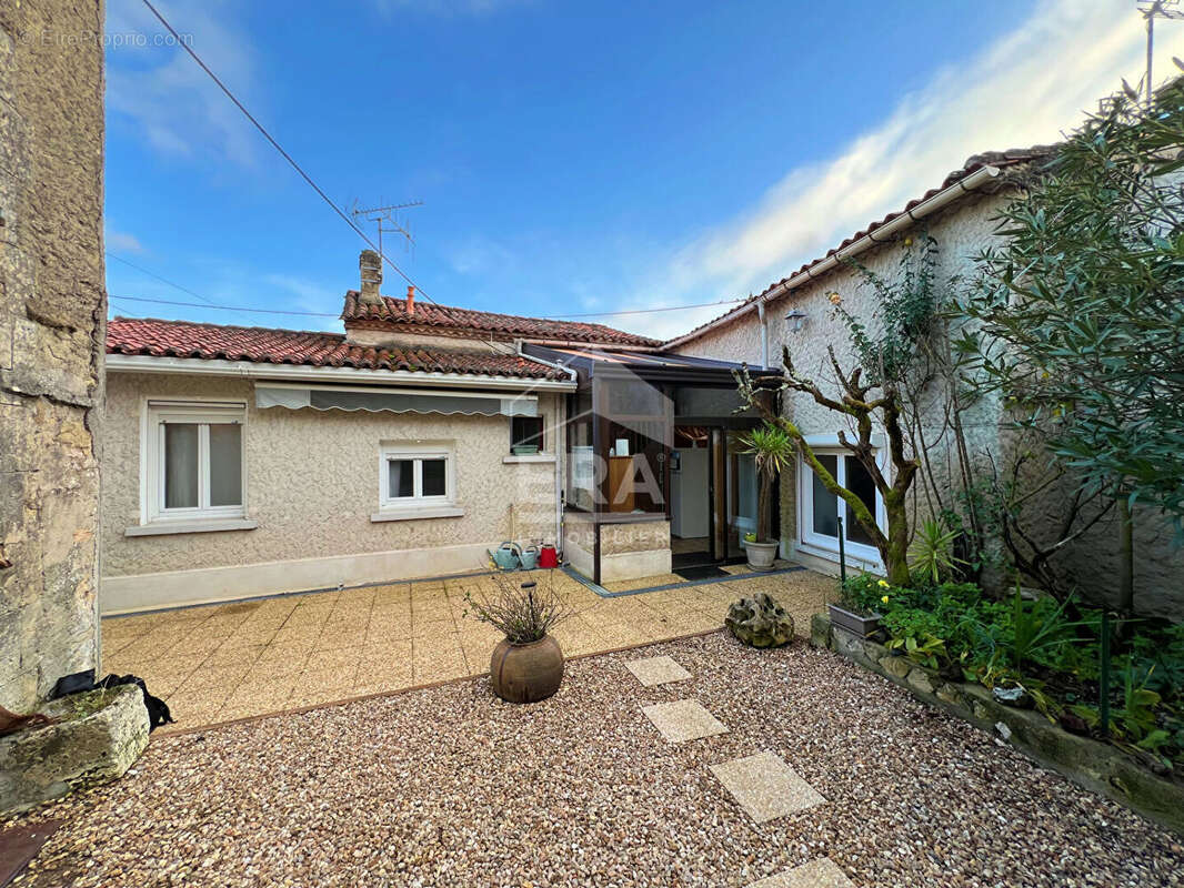 Maison à RUELLE-SUR-TOUVRE