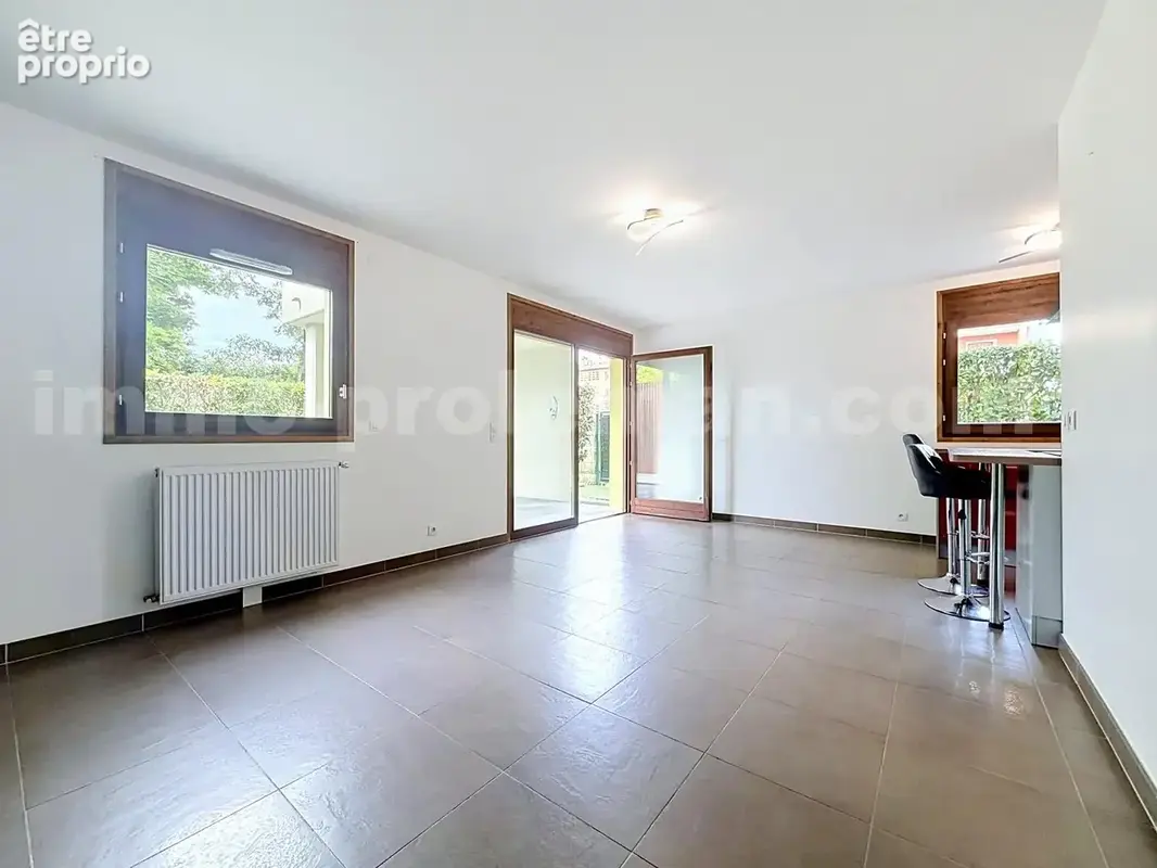 Appartement_T3_Annemasse_belle_superficie_proximitée_frontière_Suisse_tram_Ceva_direction_GENEVE_Frontaliers_Salon_Séjour_
