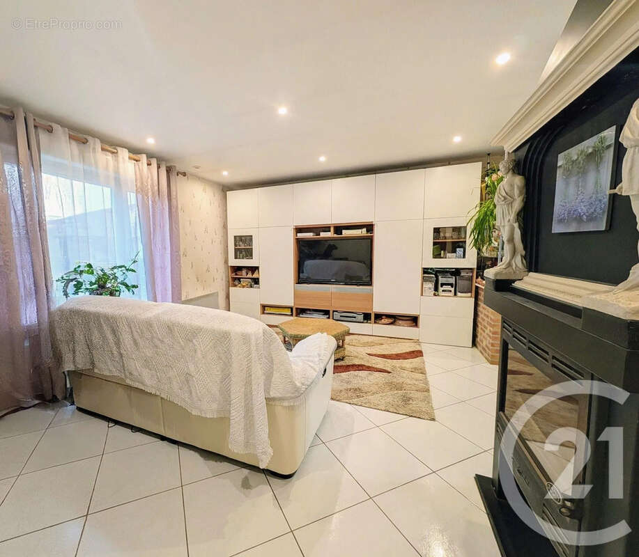 Maison à MONCETZ-LONGEVAS