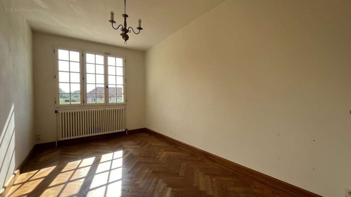 Maison sur 6 132 m² de terrain - photo 18