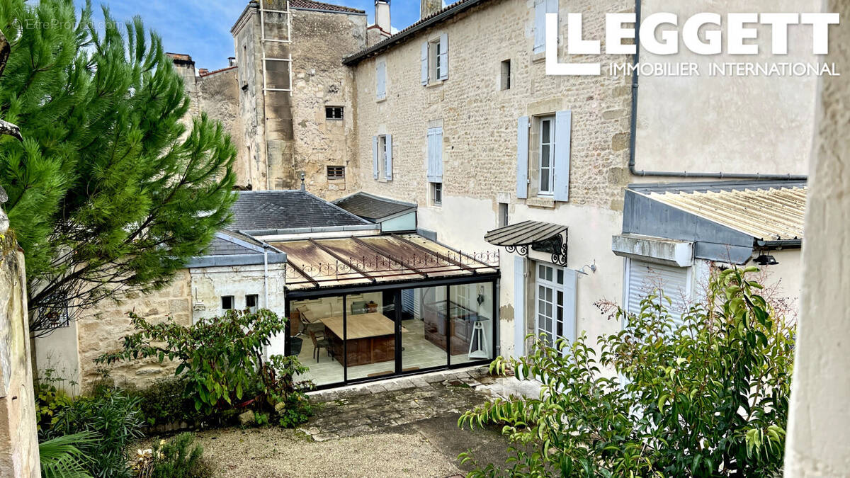 Maison à SAINT-JEAN-D'ANGELY
