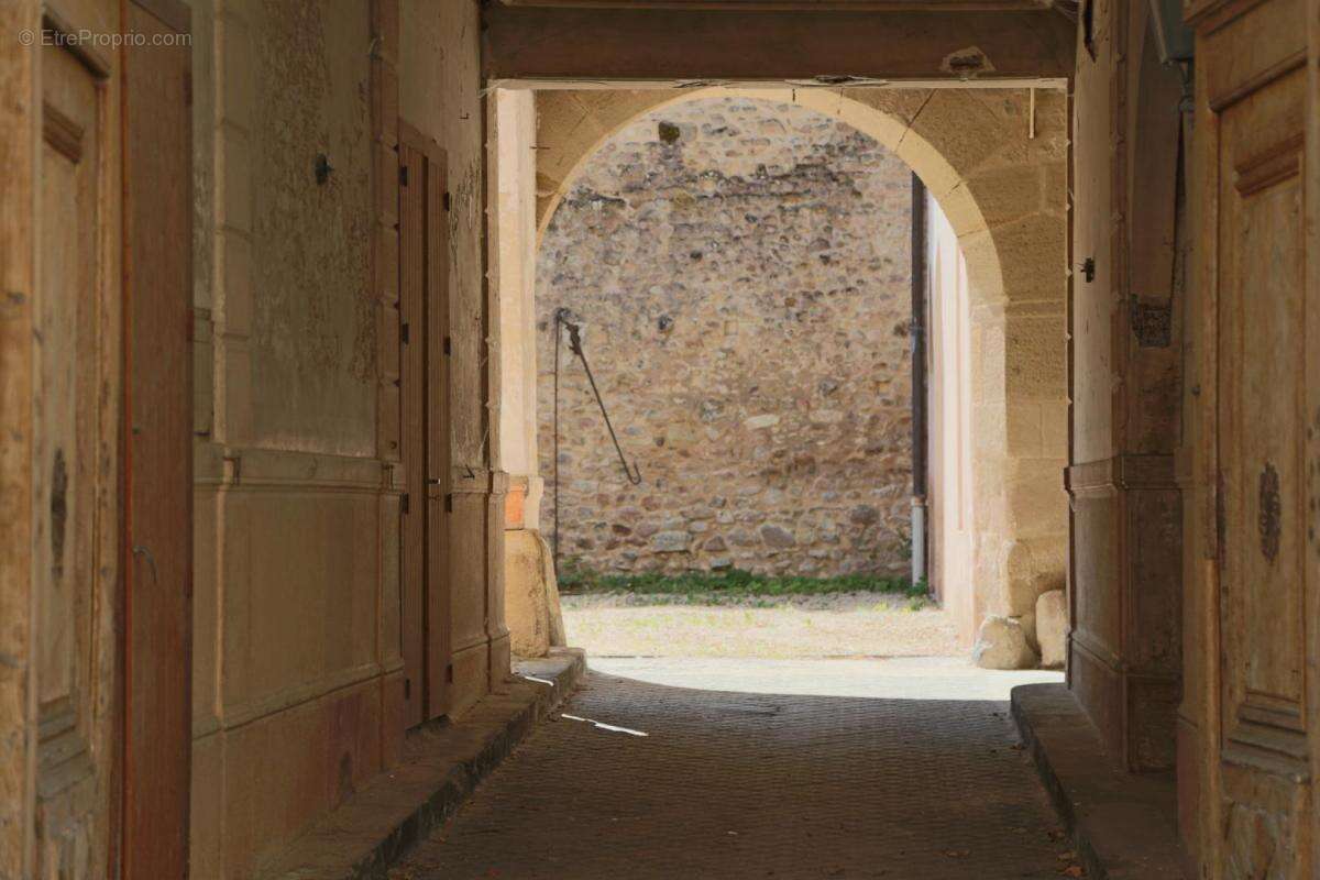 Hôtel particulier du 18ème siècle ouvrant sur cour fermée - photo 7
