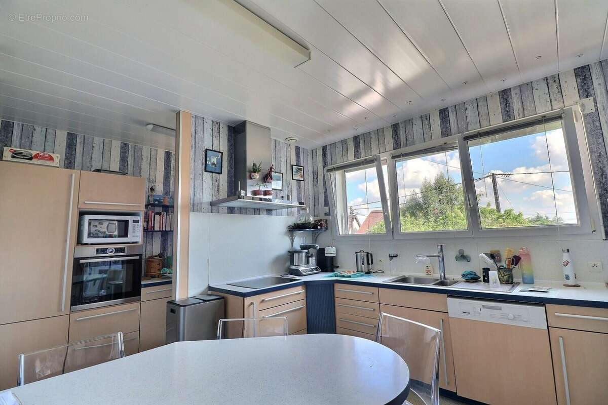 Maison à VERRIERES-LE-BUISSON