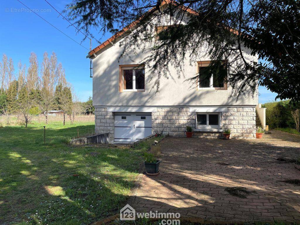 ... la maison sur sous-sol semi-enterré avec espace pavé... - Maison à CHATELLERAULT