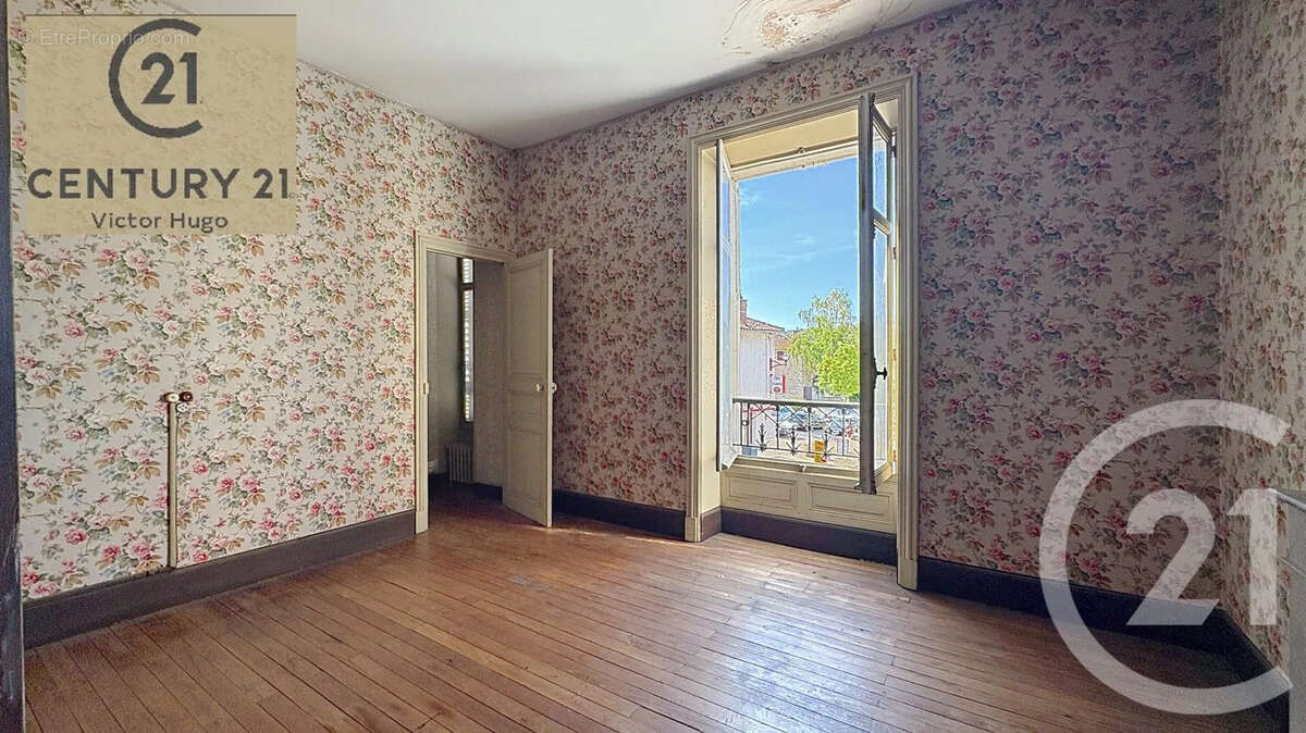 Maison 242 m² à Saint-Victurnien  - photo 16
