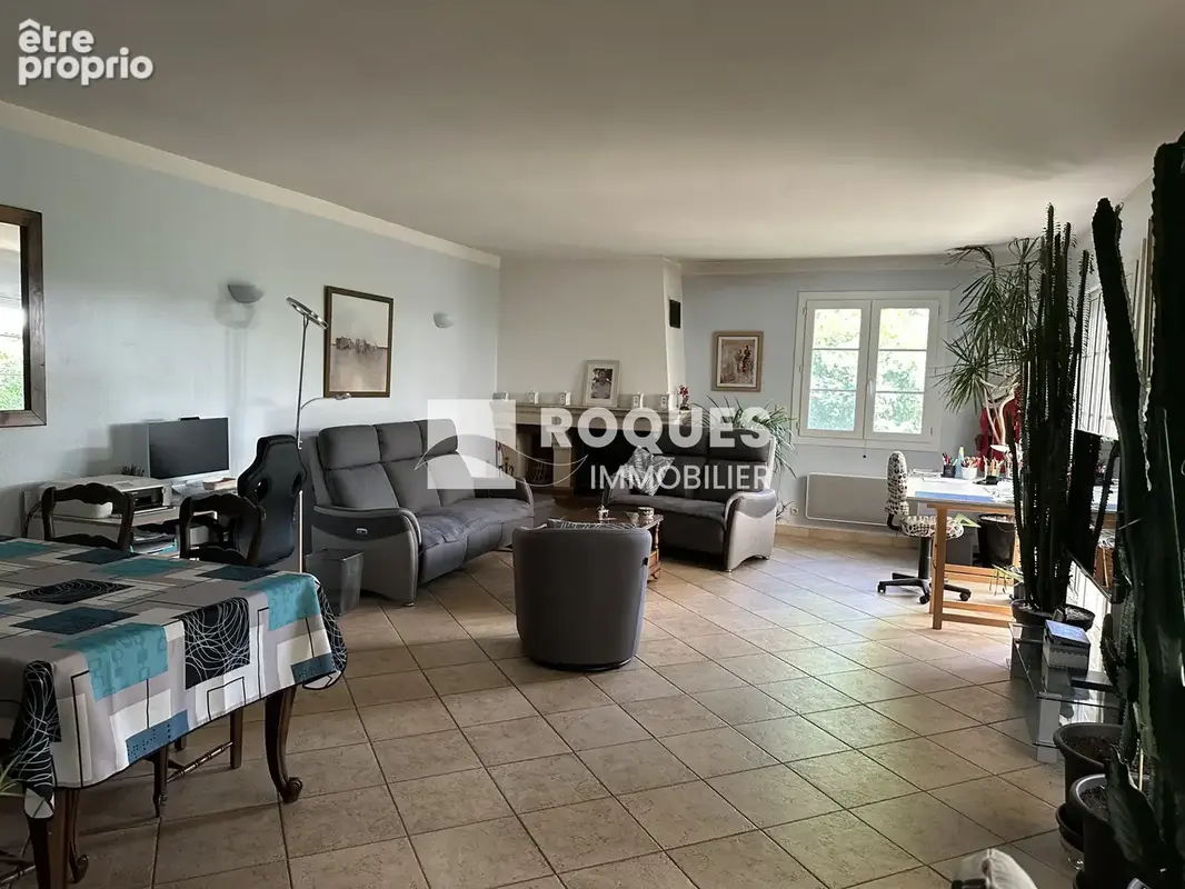 Lodève centre, maison de ville, sept pièces, 186 m2 habitables et jardin de 320 m2 - photo 11