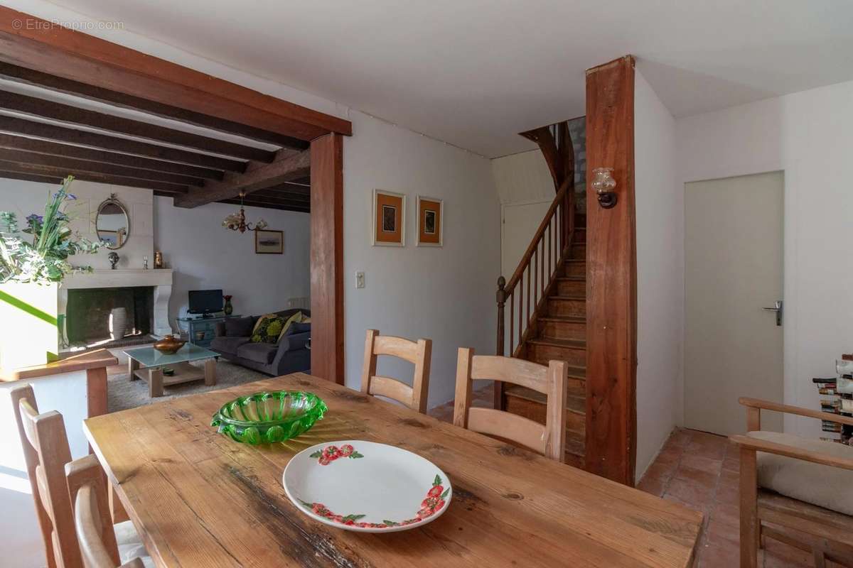 Maison à SAINT-MEME-LES-CARRIERES