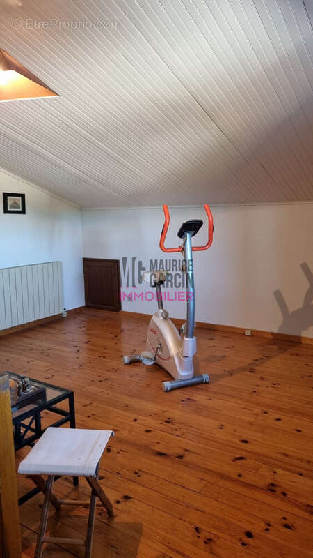 Maison 236 m² à Entraigues-Sur-La-Sorgue  - photo 9