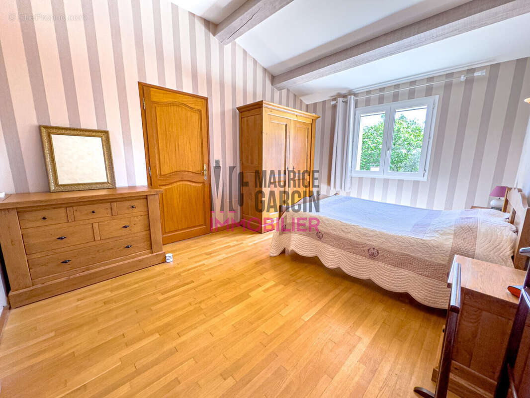 Maison à LA ROQUE-SUR-PERNES