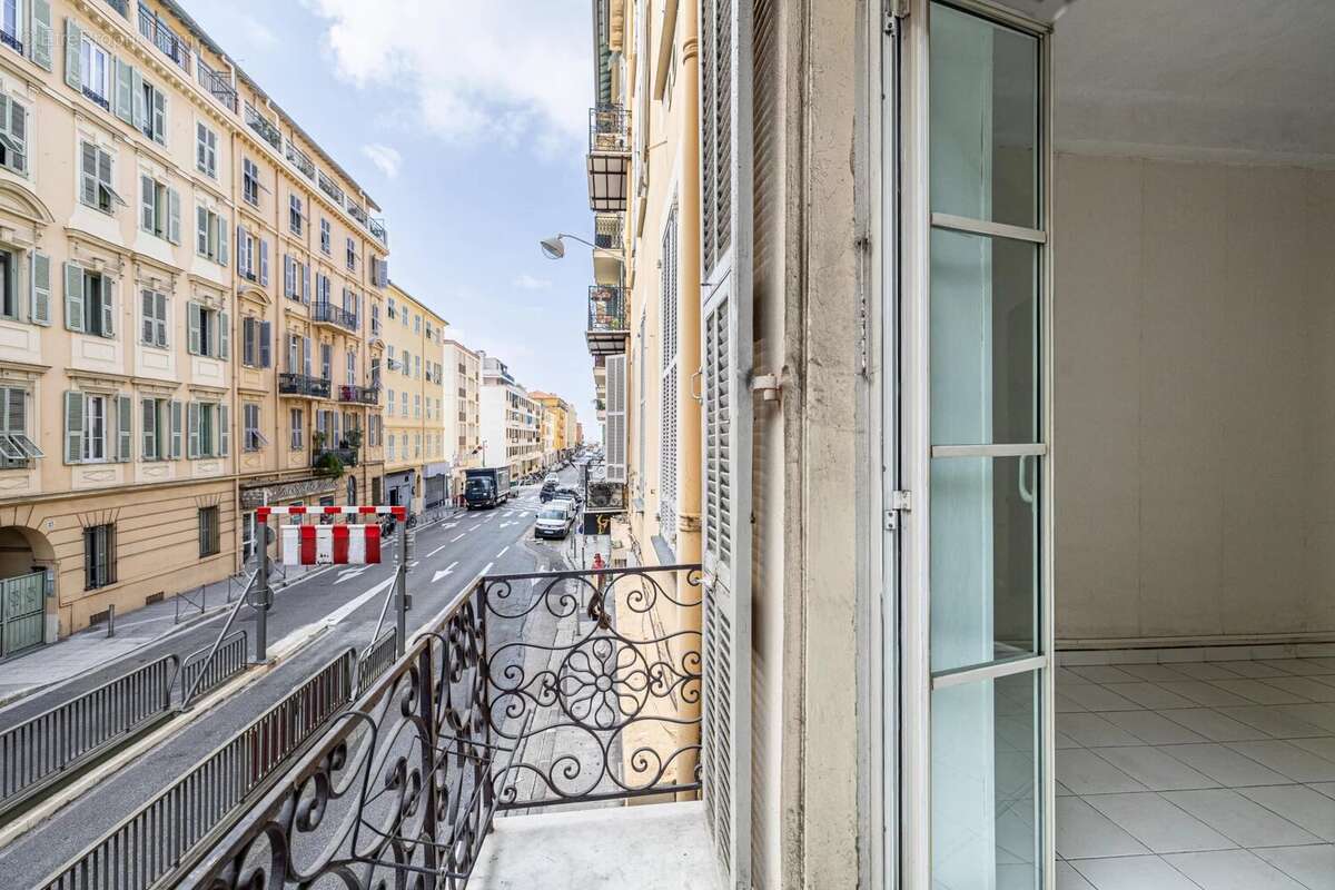 Nice - Le Port - Appartement 2 pièces à rénover, avec balcon - photo 2