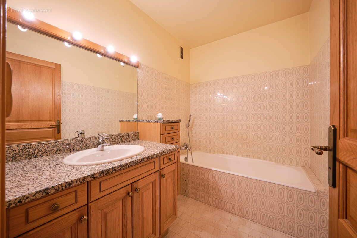 Appartement familial de 98 m2 situé au dernier étage d’une résidence dans le quartier recherché des Clarines. - photo 5