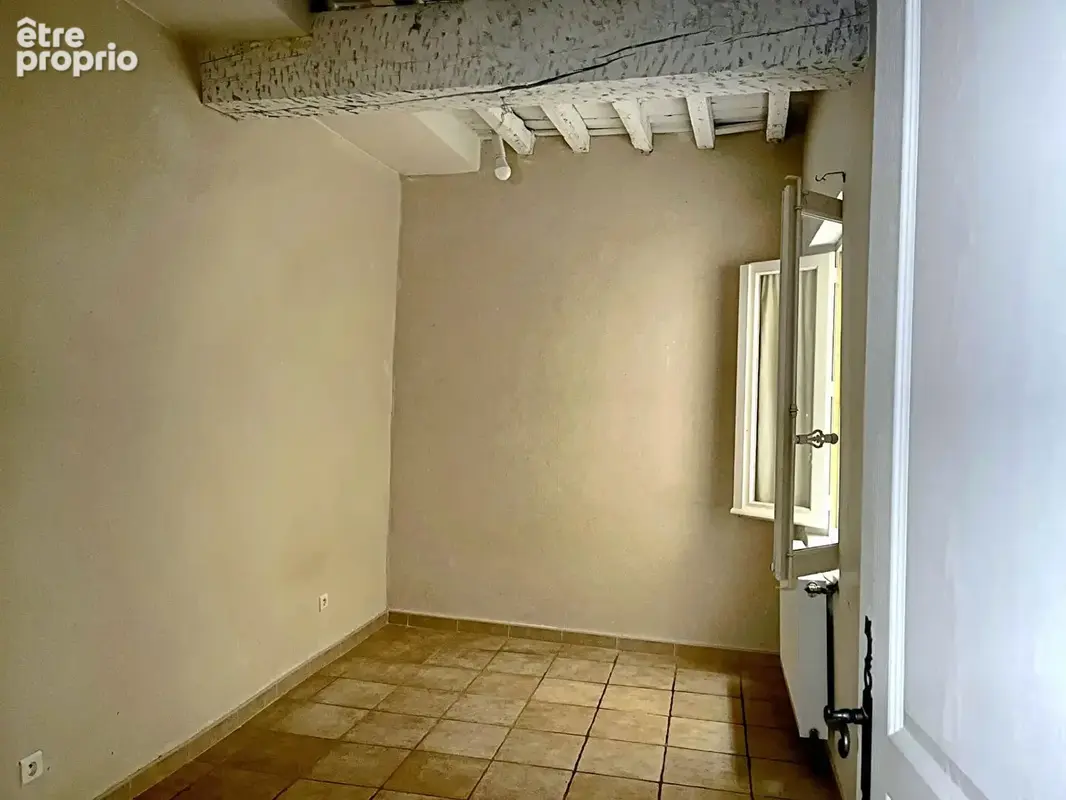 Arles centre-ville - Appartement T3 de 74 m² avec pierres et poutres apparentes, cave - photo 8