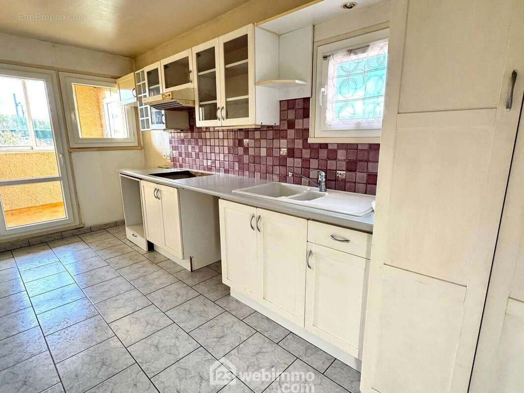 Dirigeons-nous vers la cuisine aménagée... - Appartement à COURCOURONNES