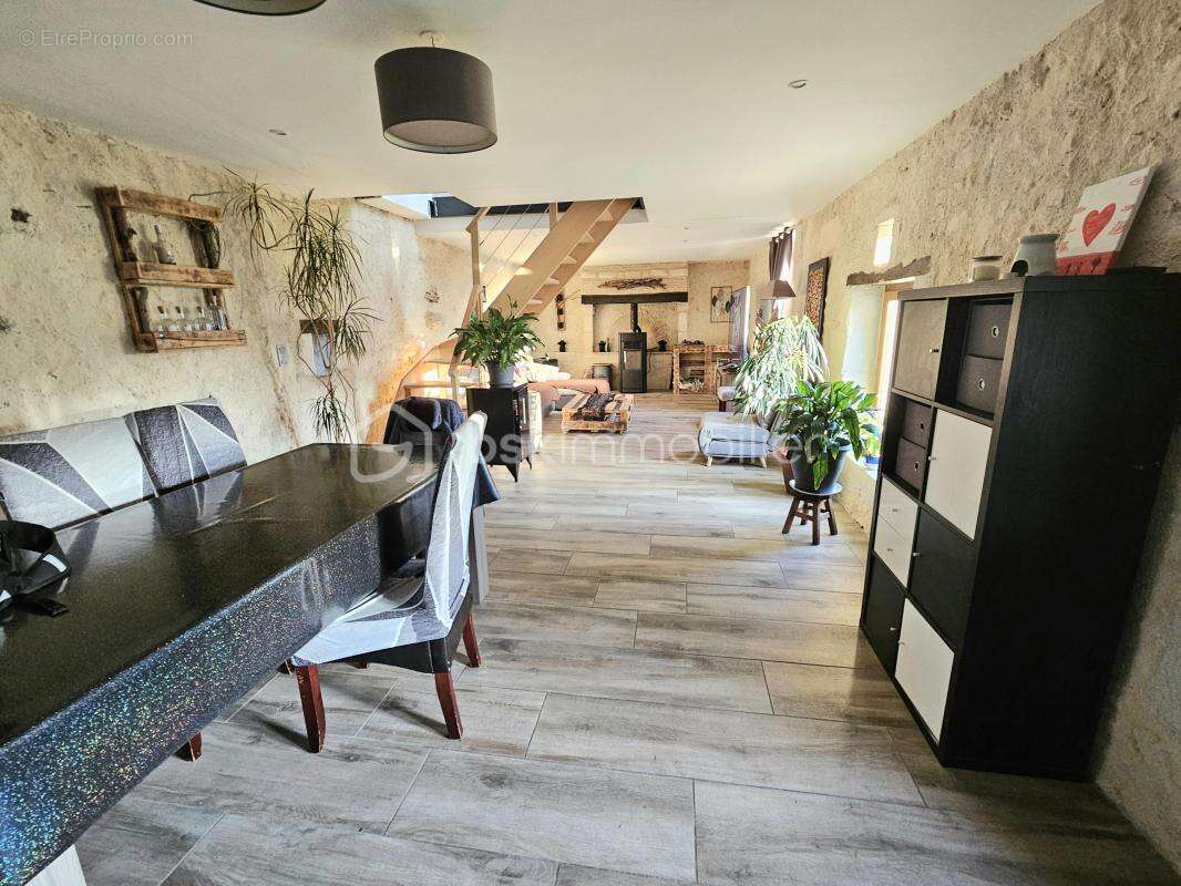COUP DE COEUR !! Corps de ferme rénové avec maison d'habitation + 2 logements séparés - photo 4
