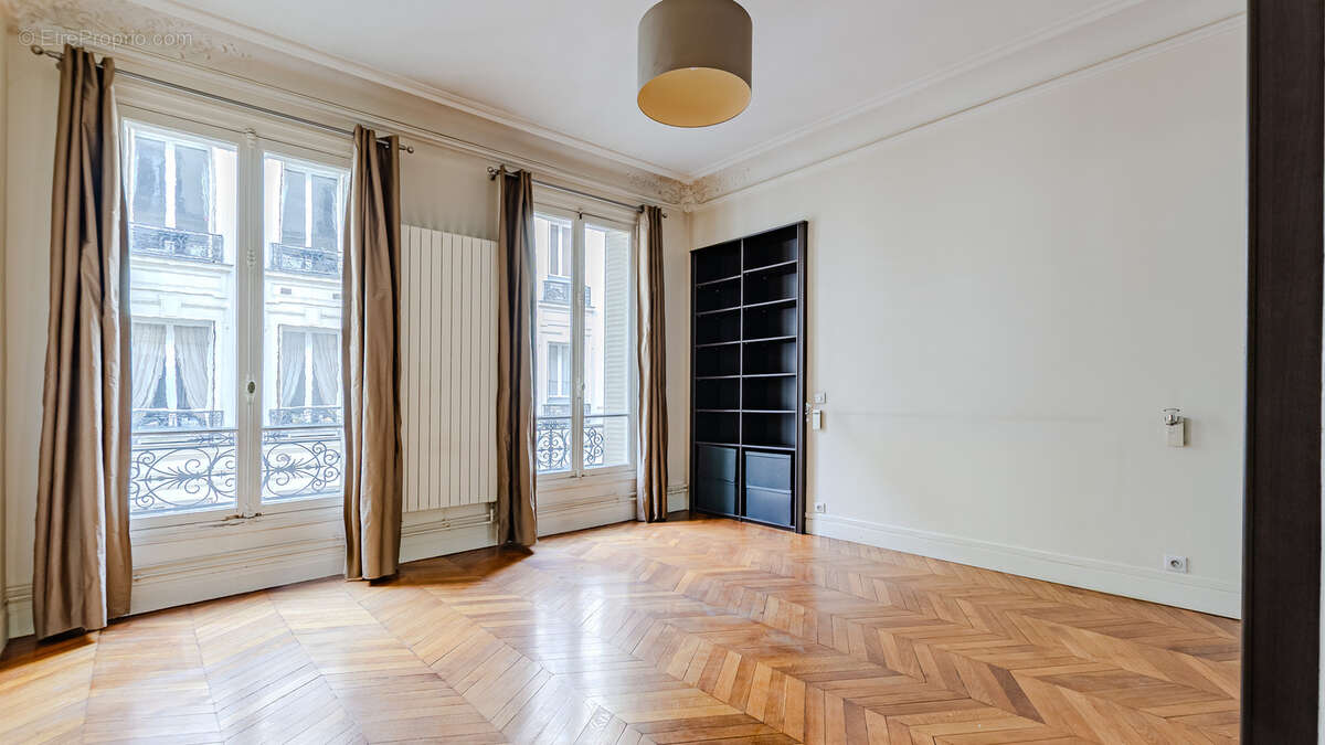 VENTE Paris 7e Champs de Mars  Appartement familial 3 chambres parquet moulures cheminées - photo 6