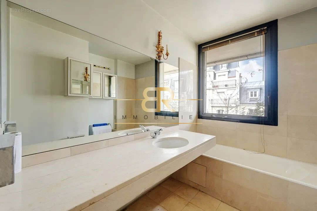 Appartement à PARIS-14E