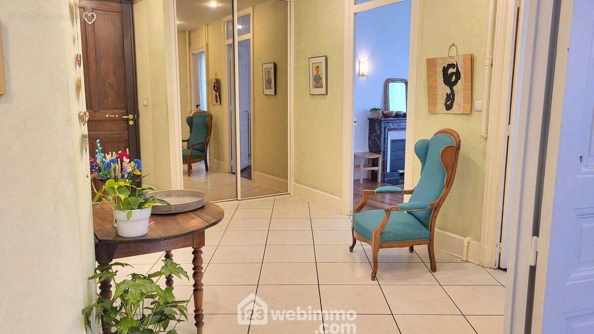 ...Avec un grand placard - Appartement à GRENOBLE