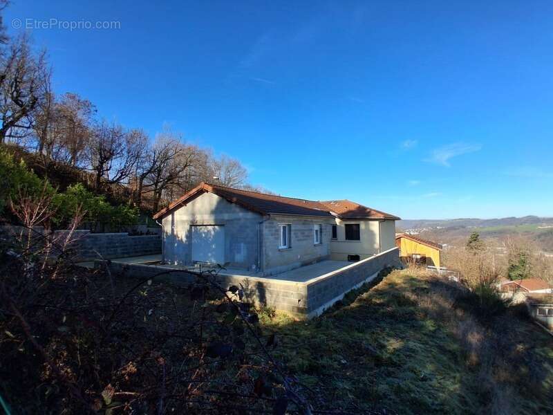 Maison à LE CHAMBON-FEUGEROLLES