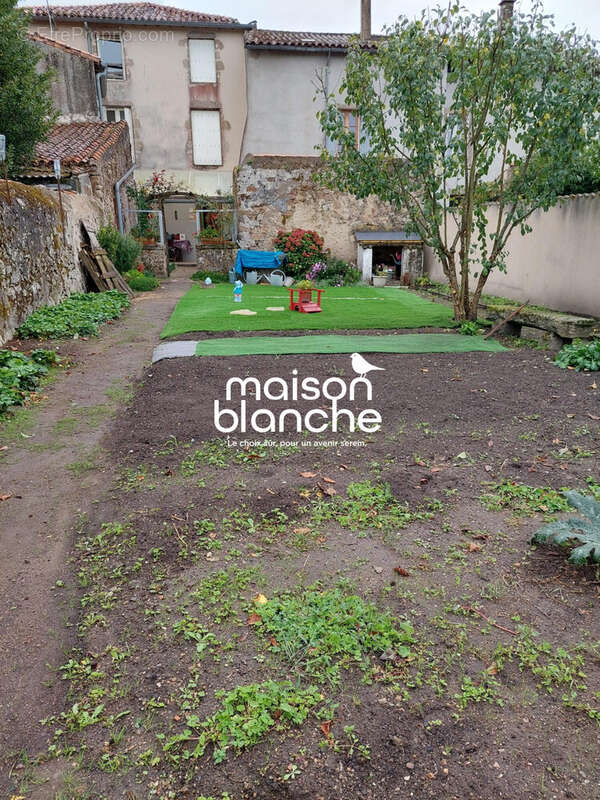 Jardin logement du RdC - Appartement à PARTHENAY