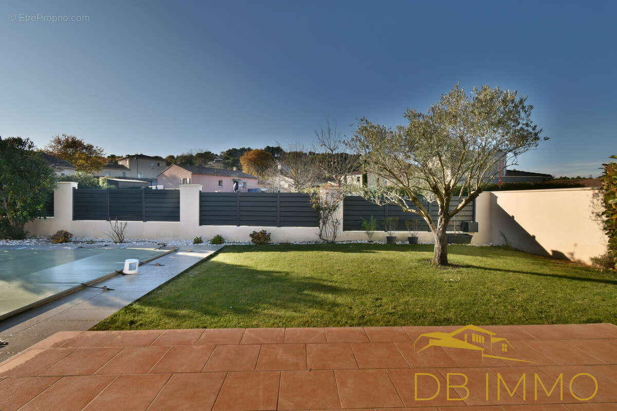 Maison à SAINT-LAURENT-DES-ARBRES