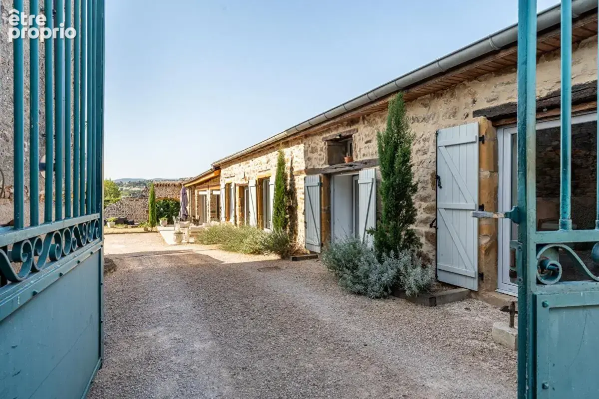 Maison Pierres Dorées entièrement rénovée avec matériaux de qualité - photo 12