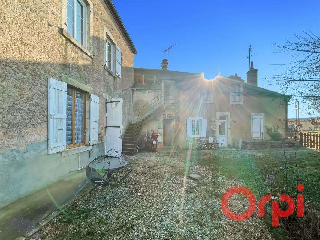Appartement à AINAY-LE-CHATEAU