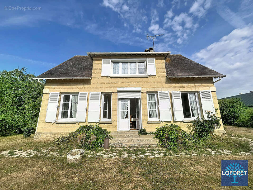 Maison 6 pièce(s) 120 m2 avec un hangar de 300m²  , des dépendances et deux garages - photo 2