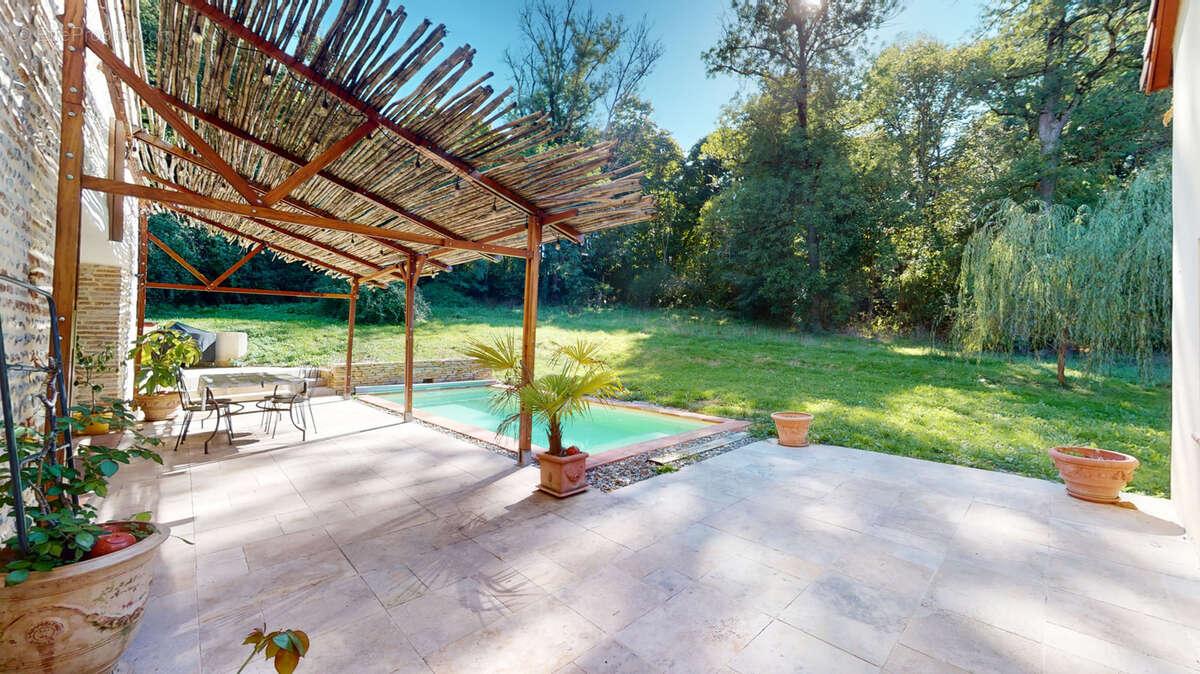 Maison à MONTAIGUT-SUR-SAVE