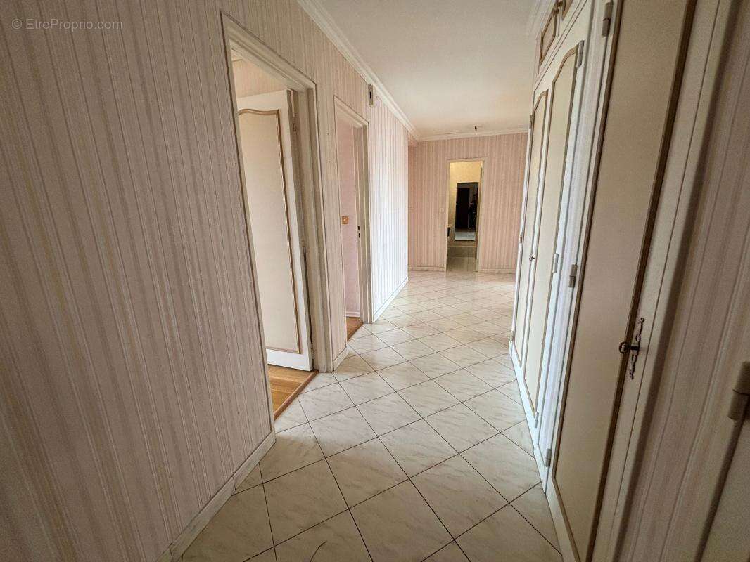 Appartement à vendre – t4 lumineux avec vue pyrénées, balcons, garage et cave - photo 10