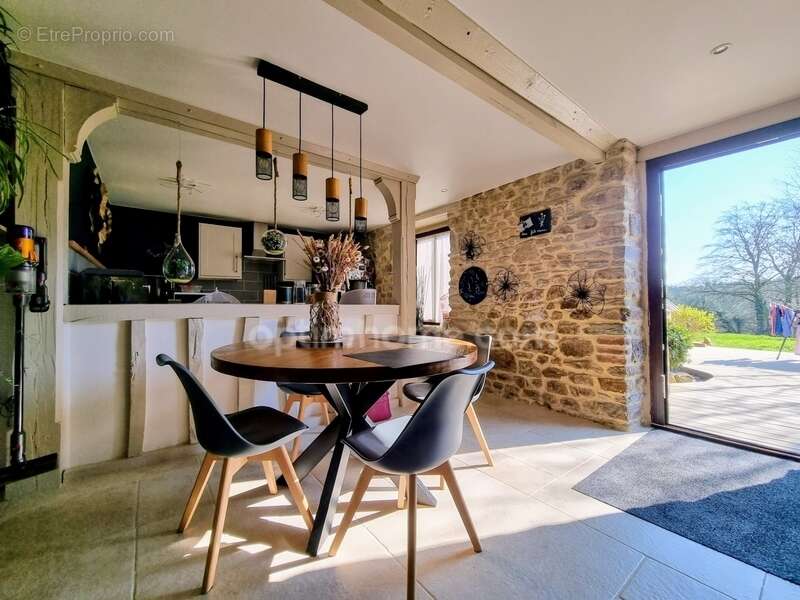 Maison à SAINT-CHRISTOPHE-DE-CHAULIEU
