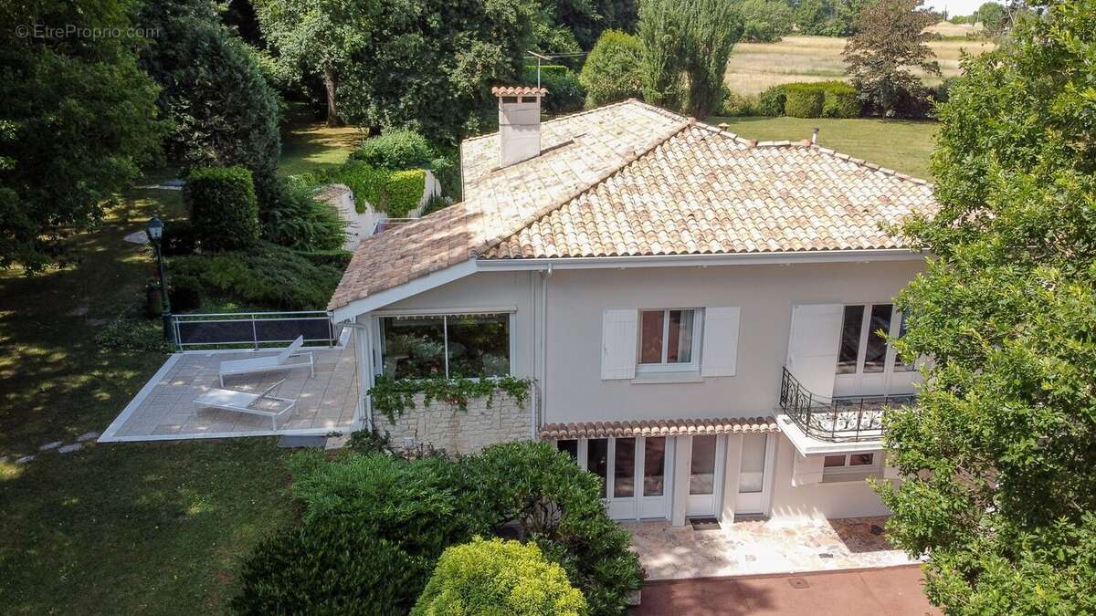 Maison à BARBEZIEUX-SAINT-HILAIRE