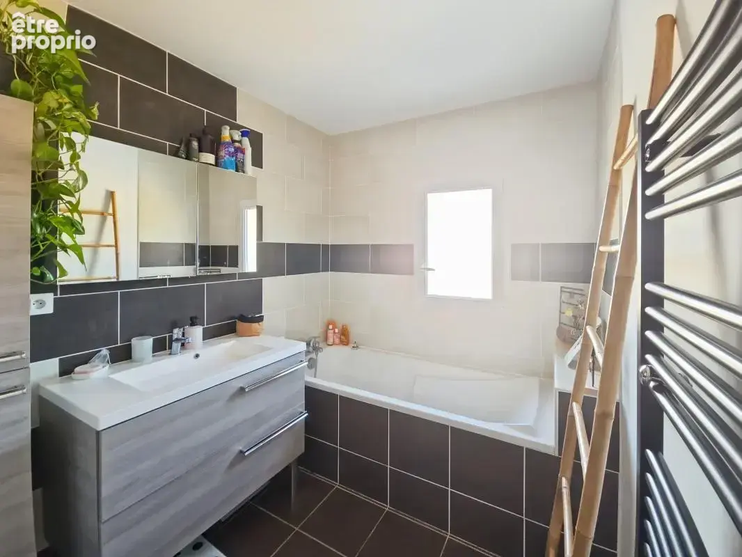 Charmante maison construite en 2014 d'une surface de 120 m², idéalement située au centre-ville de Marigny-les-Usages. En très bo - photo 7
